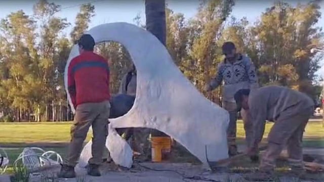 Ordenaron retirar una estatua en honor a Madres y Abuelas de Plaza de Mayo.