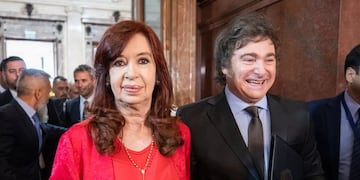 Cristina Kirchner y Javier Milei protagonizaron un tenso cruce en las redes sociales por el decreto del aumento de los sueldos.