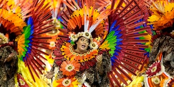 Una bailarina de la escuela de samba Tom Maior actúa durante un desfile de Carnaval en Sao Paulo, Brasil, a primera hora del domingo 11 de febrero de 2024. (AP Foto/Andre Penner)