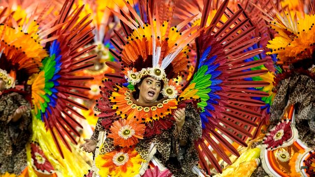 Una bailarina de la escuela de samba Tom Maior actúa durante un desfile de Carnaval en Sao Paulo, Brasil, a primera hora del domingo 11 de febrero de 2024. (AP Foto/Andre Penner)