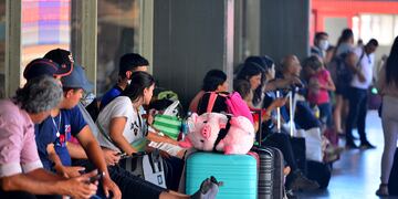 Intenso movimiento por fin de año en la viejaTerminal de ómnibus de Córdoba. (José Gabriel Hernández / La Voz)