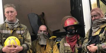 La imagen de bomberos voluntarios, tras su ardua lucha contra el fuego en Carlos Paz hacia fines de septiembre, y que se volvió viral.
