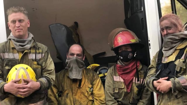 La imagen de bomberos voluntarios, tras su ardua lucha contra el fuego en Carlos Paz hacia fines de septiembre, y que se volvió viral.