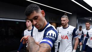 El capitán Cuti Romero da su toque en el vestuario del Tottenham.