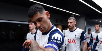 El capitán Cuti Romero da su toque en el vestuario del Tottenham.