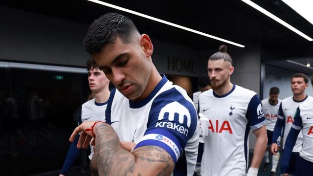 El capitán Cuti Romero da su toque en el vestuario del Tottenham.