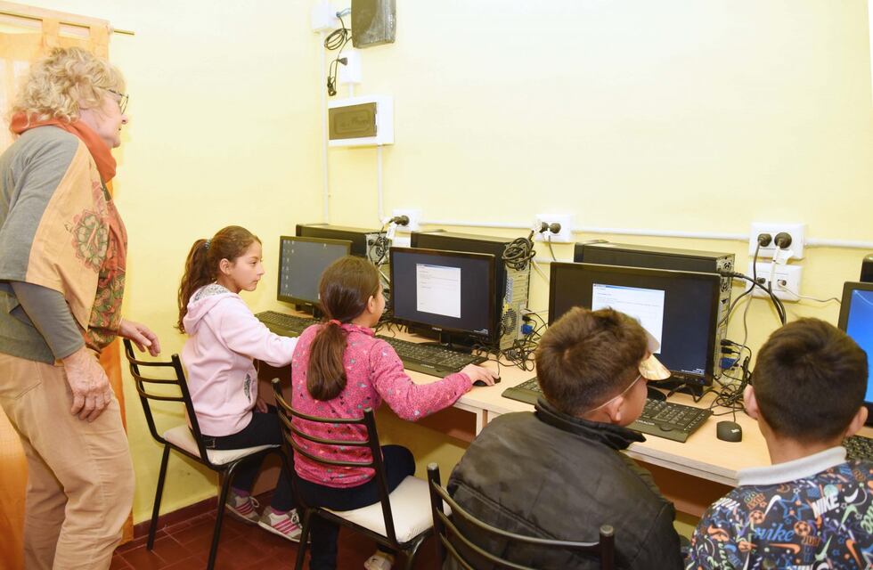 El Poder Judicial de Arroyito donó computadoras para la sala de informática de “Casita”