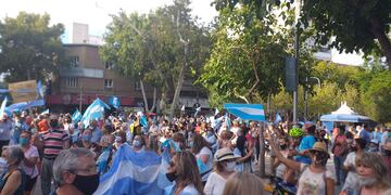 Cientos de sanjuaninos se dieron cita en la Plaza 25 para manifestarse contra el "vacunatorio VIP".