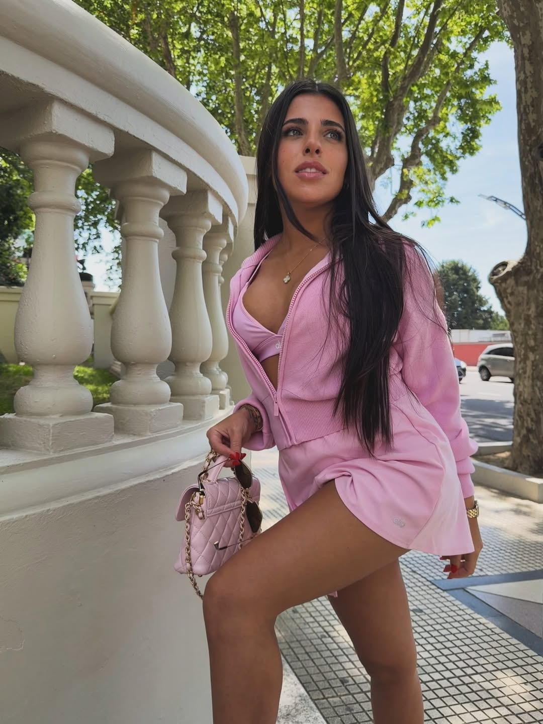 Valu Cervantes dio cátedra de estilo con un look deportivo total pink al límite de la censura