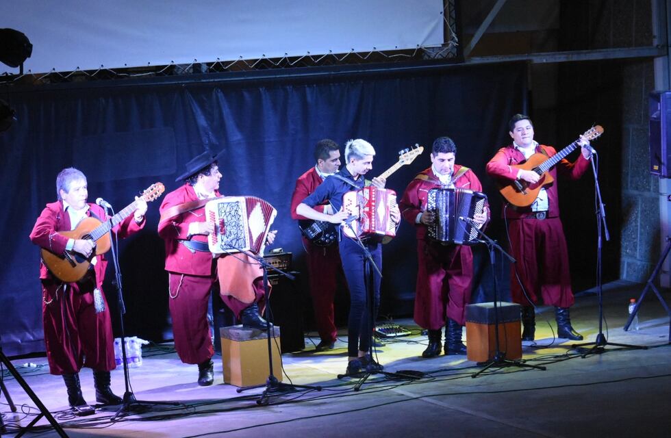 Miguel Figueroa y Amanecer Campero llenaron de chamamé al Anfiteatro