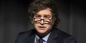 ARCHIVO - El presidente argentino Javier Milei habla tras recibir el premio Röpke para la Sociedad Civil del Liberal Institut, en el Centro de Congresos, el viernes 24 de enero de 2025, en Kloten, Suiza. (Ennio Leanza/Keystone vía AP, Archivo)
