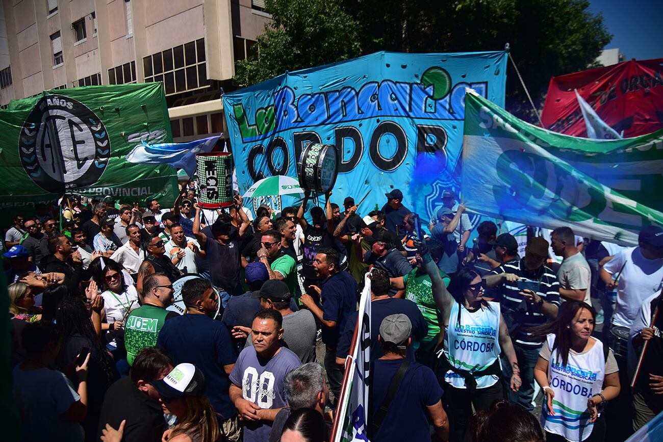 Protesta. Estatales de Córdoba marchan en rechazo al aumento de aportes para la Caja de Jubilaciones. Pedro Castillo  / La Voz