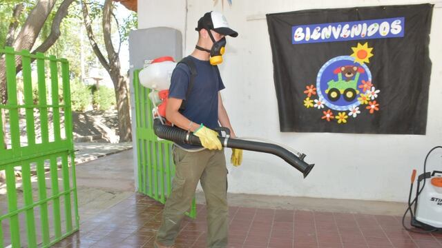 El municipio desinfectan y limpia todos los establecimientos escolares del departamento.
