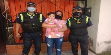 Dos policías salvaron a una bebé de ocho meses de ahogarse