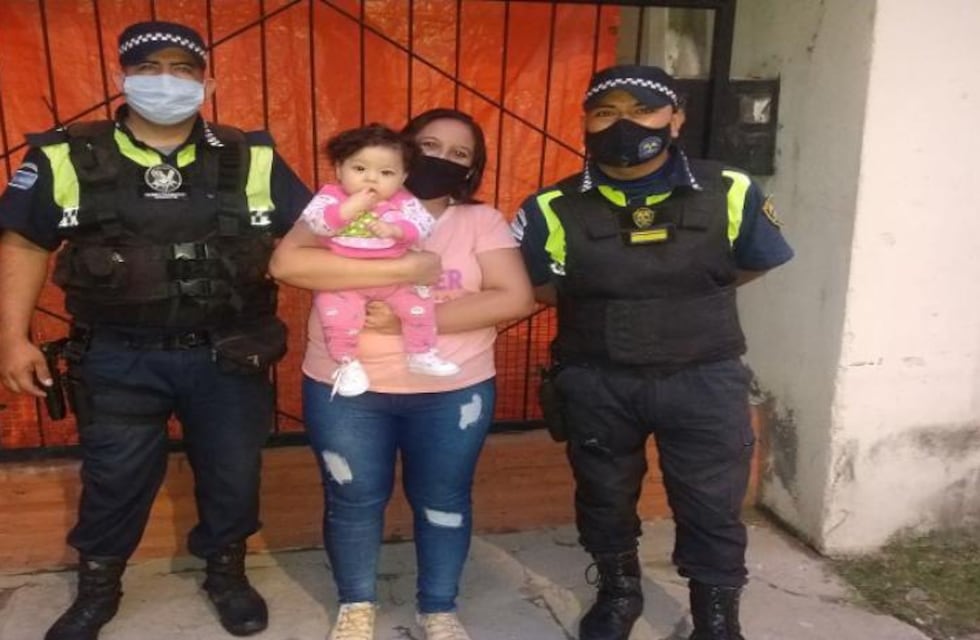 Dos policías salvaron a una bebé de ocho meses de ahogarse
