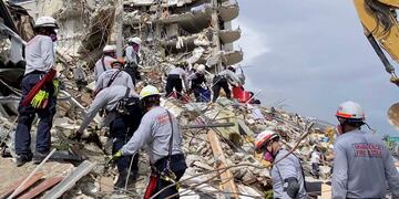 Personal de búsqueda y rescate busca sobrevivientes entre los escombros en Champlain Towers South Condo en Surfside, Florida sección de Miami, el viernes 25 de junio de 2021. (AP)