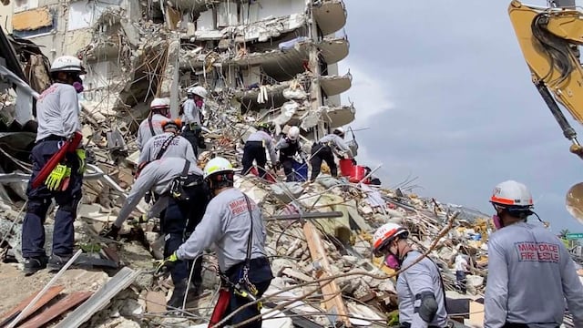 Personal de búsqueda y rescate busca sobrevivientes entre los escombros en Champlain Towers South Condo en Surfside, Florida sección de Miami, el viernes 25 de junio de 2021. (AP)