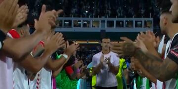 Diego Novaretti en el centro del pasillo que le hizo Chacarita al Belgrano campeón (Captura de TV).