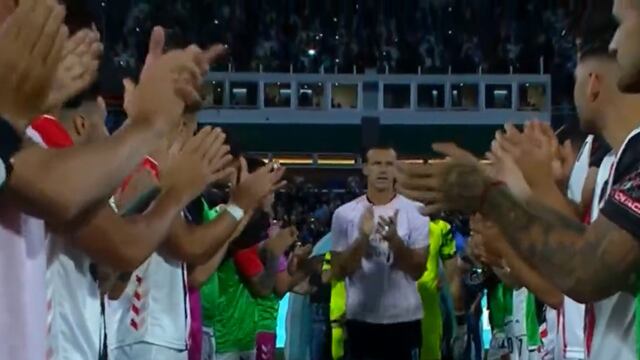 Diego Novaretti en el centro del pasillo que le hizo Chacarita al Belgrano campeón (Captura de TV).