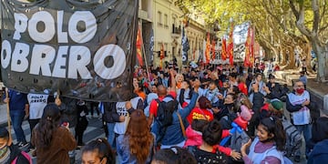 El Polo Obrero encabezó una movilización desde la Plaza 25 de Mayo, frente a la Municipalidad.