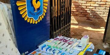Los medicamentos adquiridos con datos robados y la documentación falsa que usaban los estafadores.