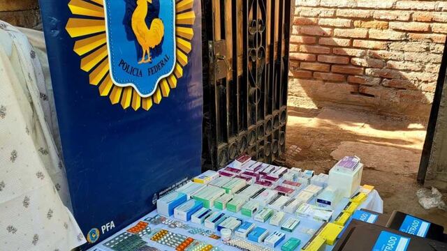 Los medicamentos adquiridos con datos robados y la documentación falsa que usaban los estafadores.