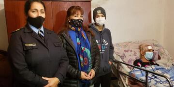 La oficial operadora del 911 guió por teléfono las maniobras para salvar la vida de la mujer.