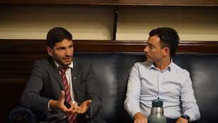 El gobernador de Santa Fe, Maximiliano Pullaro, y el jefe del bloque radical, Rodrigo De Loredo. Foto: Prensa Pullaro