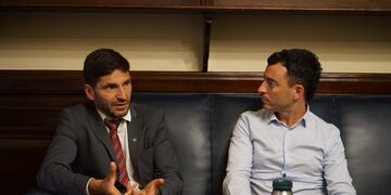 El gobernador de Santa Fe, Maximiliano Pullaro, y el jefe del bloque radical, Rodrigo De Loredo. Foto: Prensa Pullaro