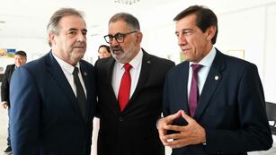 El gobernador Carlos Sadir (derecha) y el vicegobernador Alberto Bernis (izquierda), acompañaron al intendente Jorge (centro) en su asunción para un nuevo mandato.