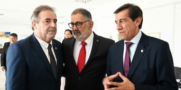 El gobernador Carlos Sadir (derecha) y el vicegobernador Alberto Bernis (izquierda), acompañaron al intendente Jorge (centro) en su asunción para un nuevo mandato.