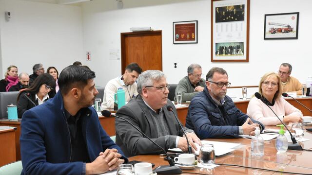 El jefe de Gabinete, Marcelo Lombardo, junto con los secretarios Maximiliano Postovit, Diego Peiretti y Mariana Andereggen, en el Concejo Municipal.