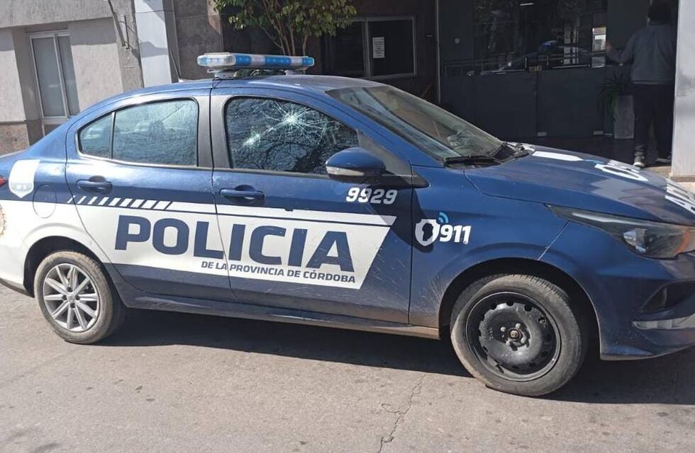 Córdoba: durante un operativo, apedrearon un patrullero y hay una policía herida
