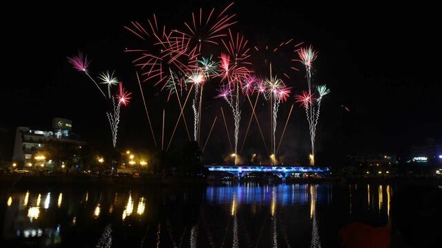 Espectacular show de fuegos artificiales para recibir el año en Villa Carlos Paz (La Voz).