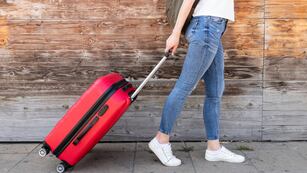 El error que muchos cometen al volver de un viaje y que bloquea la energía de la casa, según el Feng Shui.