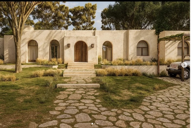 El patio central con pileta, las galerías techadas y el jardín de vegetación autóctona son protagonistas de la casa pensada para el relax estival.