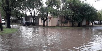 Barrios con abundante agua en las calles que dificulta la circulación. (CIMECO)