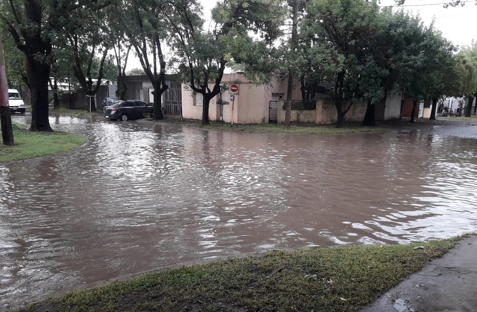 Algunos memes y quejas de vecinos por las inundaciones en las calles