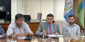 Alejandro Baez (presidente de Peñarol), Lisandro Mársico (Presidente del Concejo Municipal) y Hugo Morel, Secretario de Deportes y Recreación del Municipio.