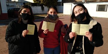 Jóvenes festejaron el día del amigo recibiendo la vacuna, en el Club Estudiantes