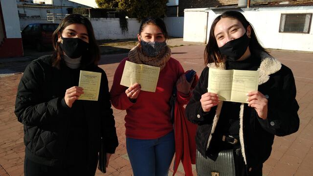 Jóvenes festejaron el día del amigo recibiendo la vacuna, en el Club Estudiantes