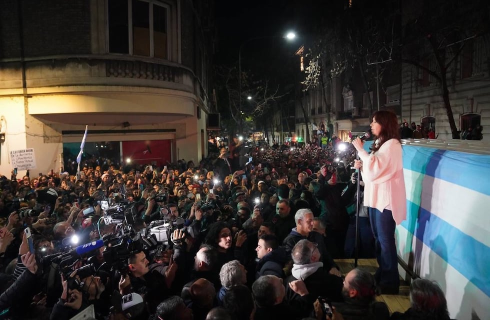 Los moviminetos sociales cercanos al Gobierno se suman al apoyo a Cristina Kirchner en su casa de Recoleta
