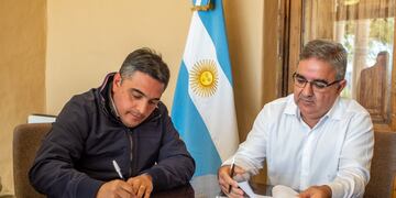 Jalil y el intendente de El Rodeo firmaron un convenio de ampliación de obras en el Hospital Regional de Ambato