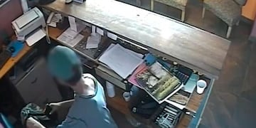 La imagen que da pena: el pequeño niño se roba dos celulares de la recepción de un hotel.