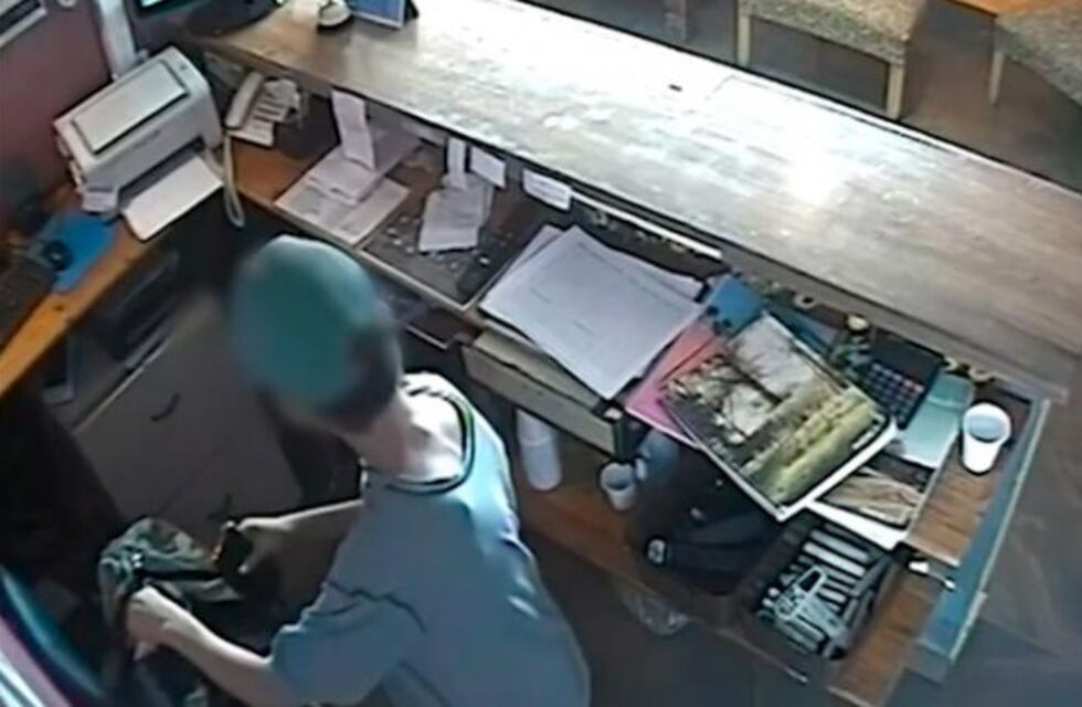 Una triste imagen: descubren a niño de 10 años robando celulares, en Córdoba