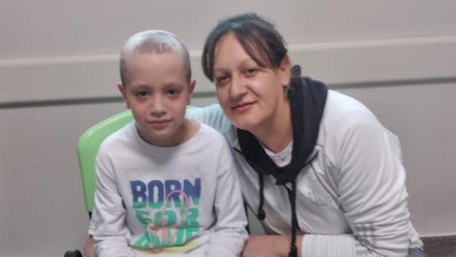 Thiago y su mamá, antes de viajar a Córdoba para el trasplante.