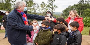 Almafuerte: entregaron libros y elementos deportivos a la Escuela 61 de paraje Acuña.