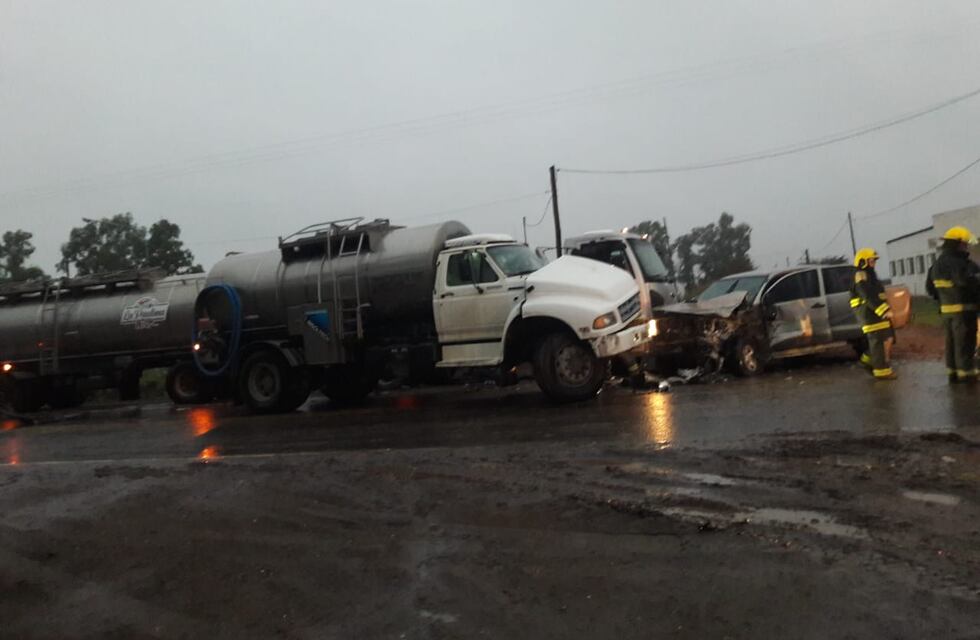 Tránsito: circulaba por un camino rural e impactó contra un camión lechero que estaba estacionado