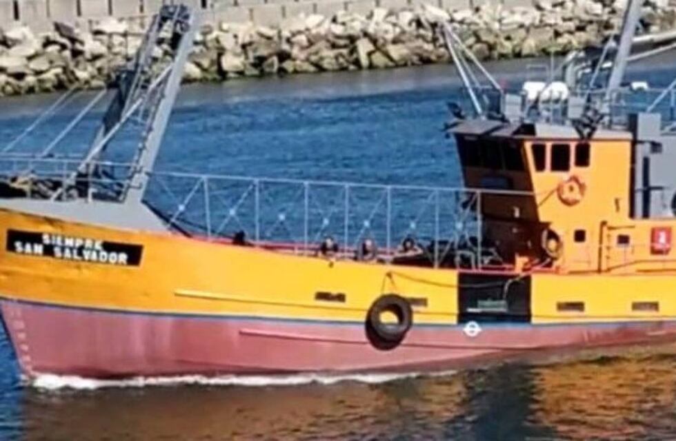 Mar del Plata: se hundió un barco pesquero y rescataron a sus ocho tripulantes