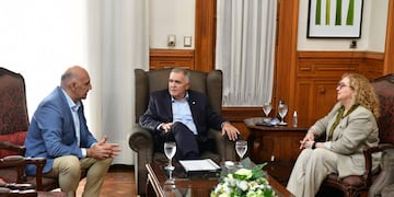 Junto al presidente del Colegio Médico, Héctor Sales, y la secretaria general, Celia Valdés